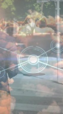 Afro-Amerikan iş adamının yürümesi üzerine veri işleme animasyonu. küresel iş ve dijital arayüz kavramı dijital olarak oluşturulmuş video.