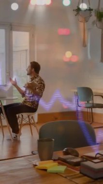 Çeşitli iş adamları üzerinde finansal veri işleme animasyonu. Küresel finansman, iş ve dijital arayüz kavramı dijital olarak oluşturulmuş video.