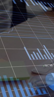 Kafkas iş kadınının yapışkan notlara yazması üzerine bilgi arayüzü animasyonu. Dijital bileşim, iş dünyası, rapor, ilerleme, hatırlatma, planlama, fikirler, ofis.