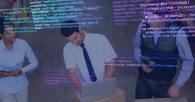 Gümüş dizüstü bilgisayarda yazan geliştirici kod üzerinde analist ve kurşun kılavuz hata ayıklama ile örtüşüyor. İşbirliği, yenilik, teknoloji, takım çalışması, endüstriyel, problem çözme, beyin fırtınası