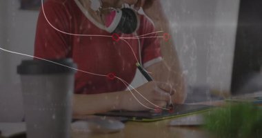 Tablet üzerinde stil kullanan grafiksel tasarımcı beyaz çizgilerin altını çizen kırmızı düğümleri başlatıyor. Yaratıcılık, teknoloji, çalışma alanı, dijital alarm, yenilik, odaklanma, modern