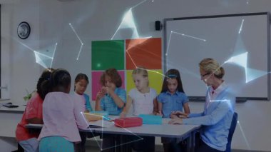 Çocuklara rehberlik eden öğretmenler eğitimdeki klasörleri açıyor parlak çizgileri başlatıyor ve dönen dünyayı başlatıyor. İşbirliği, öğrenme, yaratıcılık, teknoloji, etkileşimli, toplum, eğitim