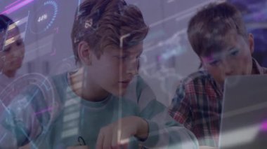 Arkadaş BTMM projesi için yazarken çocuk yükleme işlemini gösteren kabloları ayarlıyor. Teknoloji, yenilik, eğitim, işbirliği, gençlik, programlama, devre