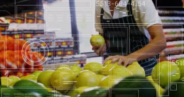 Bakkal, elma seçen ve renkleri karşılaştıran, meyve vermeden önce vitrini düzenleyen bir tezgahtar üretiyor. Taze ürün, perakende, canlı, sağlıklı, seçim, pazarlama, pazarlama