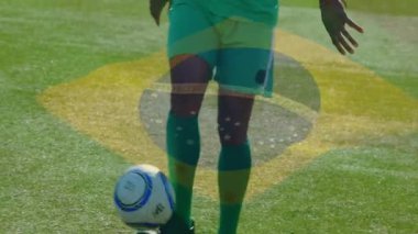 Futbolcu topu ayaklarına düşürüyor ve güneşli çimenlik alanda top kontrolü için hokkabazlık yapıyor. Sporcu, spor, antrenman, açık hava, çeviklik, aktivite, fitness