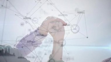 İkinci takım üyesi çerçeveye giriyor ve yüzen düğümlere dokunuyor, teknik işbirliği merkezi inşa ediyor. İşbirliği, bağlantı, takım çalışması, yenilik, dijital ağ, ortaklık