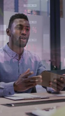 Ofisteki çeşitli iş adamları üzerinde finansal veri işleme animasyonu. Küresel finansman, iş ve dijital arayüz kavramı dijital olarak oluşturulmuş video.