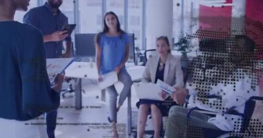 Yetişkin bir kadının toplantıya girmesi değişen küresel veri sunarak meslektaşlarına kafa sallaması. Profesyonel, takım çalışması, şirket, modern, işbirliği, dijital, iş