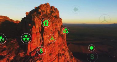 Hava görüntüsü, kaya yüzeyinde yüzen enerji simgeleri oluşturarak sürdürülebilirlik sergiliyor. Çevre, yenilenebilir, temiz enerji, koruma, fütüristik, manzara, çevre dostu