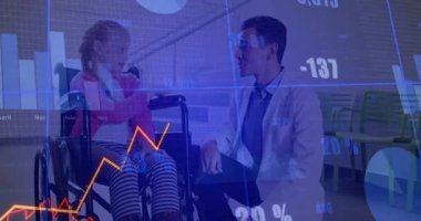 Doktor, klinikte tekerlekli sandalyedeki kızın yanında diz çöküp beşlik çakıyor. Tıbbi, rehabilitasyon, teşvik, iyimserlik, ilgi, destek, takım çalışması