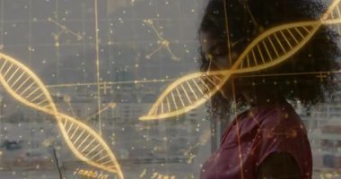 Pencerede dizüstü bilgisayarı olan bir araştırmacı DNA sarmalına bakıyor genetik analiz için grafikleri güncelliyor. Gelecekçi, yenilikçi, teknoloji, veri, bilim, dijital, analitik