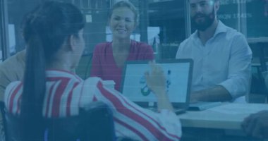 Sunucu el kaldırma paneli kaldırıyor sonra da toplantı odasındaki animasyon stok grafikleriyle grafikleri analiz ediyor. Profesyonel, takım çalışması, yenilik, şirket, analiz, iletişim, veri odaklı