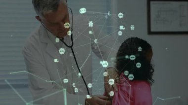 Tıp doktoru kızın sırtına dürbün yerleştiriyor ve nefes seslerini izlerken verileri üst üste koyuyor. Sağlık, pediatri, teletıp, veri görselleştirme, klinik, teşhis, profesyonel