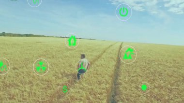 Buğday tarlasında yürüyen bir adam temiz enerji gösteren yeşil simgelerin cisimleşmesine neden oluyor. Sürdürülebilirlik, ekoloji, yenilenebilir, kırsal, doğa, çevre, canlılık