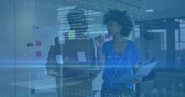 Pembe notlar taşıyan kadın analiz için ekip üzerinde hareket eden performans çizelgeleri ve veri örtülerine neden oluyor. İşbirliği, analitik, yenilik, veri görselleştirme, takım çalışması, modern, üretkenlik