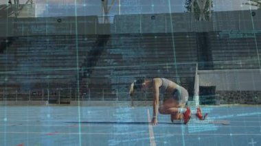 Bayan sporcu, sprint antrenmanı için elleri koşu bloklarına koyuyor, sürat koşusuna başlıyor ve hızlanıyor. Spor, rekabet, hız, dayanıklılık, motivasyon, spor salonu, eğitim