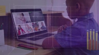 Çocuk masa başında oturmuş online ders seyrediyor, öğretmen işaret tablosu ızgara kaplama çubuklarını yükseltiyor. Uzaktan öğrenme, dijital eğitim, veri görselleştirme, ev sınıfı, çocuk öğrenci, çevrimiçi işbirliği, e-öğrenme