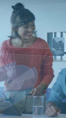 Ofisteki belgeler üzerinde tartışan çeşitli meslektaşlar hakkında veri işleme animasyonu. Bilgisayar arayüzü ve iş teknolojisi kavramı