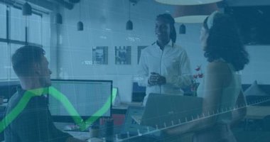 Kadın ekip yeşil çizgi grafiğiyle değişen iş verilerini açıklıyor. İşbirliği, analiz, takım çalışması, veri görselleştirme, iş stratejisi, modern ofis, profesyonel