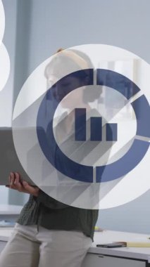 Ofiste dizüstü bilgisayar kullanarak Asyalı kadının üzerinde yüzen çoklu çubuk grafik simgelerinin animasyonu. Bilgisayar arayüzü ve iş veri teknolojisi kavramı