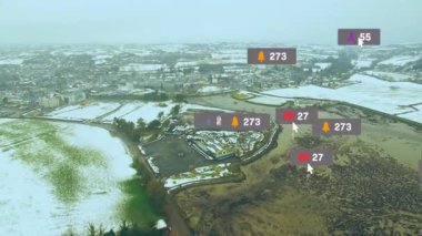 Canlı bir simge beliriyor, simgeler kayboluyor, yükselen sayılar karlı hava manzarasında çarpışmayı gösteriyor. İnsansız hava aracı, kış, kırsal, manzara, tebligatlar, çatışma, hava durumu