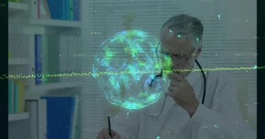 Holografik sağlık veri küresini etkinleştiren ve tıbbi notlar yazan bir doktor. Tıbbi, teknoloji, yenilik, fütüristik, profesyonel, görselleştirme, analiz