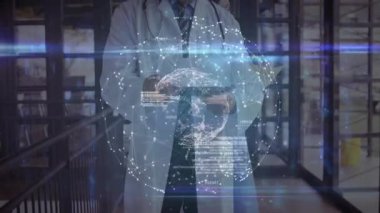 Doktor hastanedeki kaydırma tableti, meslektaşlarının gözlemlediği verileri sırayla gösteren holograma neden oluyor. Tıbbi, teknolojik, geleceksel, yenilikçi, klinik, analiz, sağlık hizmetleri