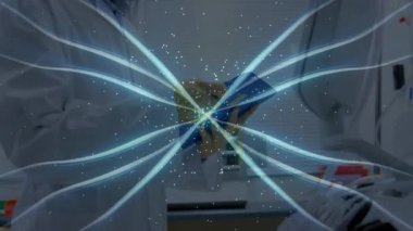 Sağlık teknisyenleri mavi modülü değiştirip ışık patlamasına neden oluyor. Sonra da kadın bilim adamı test modülünü değiştiriyor. Biyoteknoloji, yenilik, bilim, laboratuvar, araştırma, fütürist, işbirliği