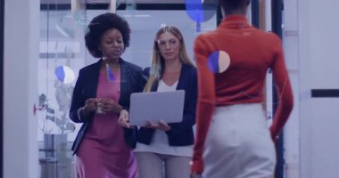 İş kadınlarının cam koridora girerek AR çizelgelerine başlamaları, ortak veri inceleme oturumunda üst üste geldi. İşbirliği, takım çalışması, yenilik, profesyonellik, teknoloji, dijital, çeşitlilik