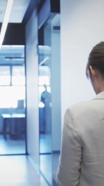 Harflerin animasyonu, koridorda yürürken dijital tablet kullanan kadın figürleri. Dijital bileşik, çoklu pozlama, iş, büyüme, soyut ve teknoloji kavramı.