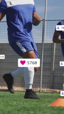 Sosyal medya ikonlarının spor sahasında antrenman yapan çeşitli erkek futbolculardan oluşan takımlar üzerinde canlandırılması. Sosyal medya ağı ve spor fitness kavramı