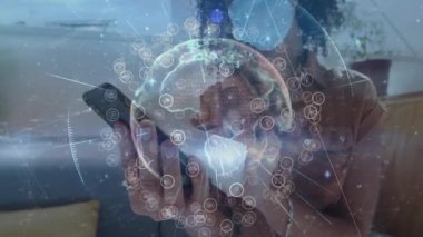 Akıllı telefonları dinleyen bir kadın holografik küreyle ağı görselleştiriyor sonra da çağrıya cevap veriyor. Futuristik, teknoloji, bağlantı, iletişim, modern, dijital, yenilik