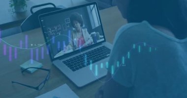 İş görüşmesine katılan kadın, finans verilerini çizgi ve çizgi grafikleriyle sunuyor. Profesyonel, işbirliği, dijital, modern, işyeri, bağlantı, analitik