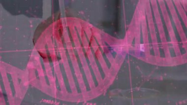 Bilim adamının el yazısı, DNA sarmalının belirmesi üzerine notlar çiziyor. Araştırma için kalem darbelerini senkronize ediyor. Genetik, biyoteknoloji, yenilik, bilimsel, laboratuvar, araştırma, görselleştirme