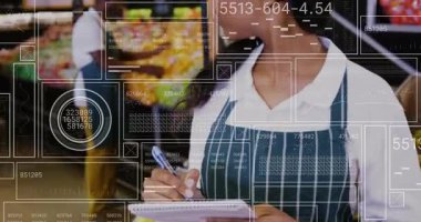 Envanter kâtibi koridorda üretim listesi yazıyor, iş arkadaşı meyve stokluyor ve kameraya gülümsüyor. Perakende, market, takım çalışması, tazelik, organizasyon, profesyonel, enerjik