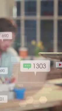 Ofiste dijital tablet kullanan bir kadının orta kesimine karşı sosyal medya simgelerinin canlandırılması. Sosyal medya ağı ve iş teknolojisi kavramı