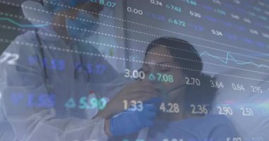 Klinisyen odaya giriyor oksijen maskesi takıyor ve hastaya terapi için mühür takıyor. Tıbbi, klinik, sağlık, çevre, teknoloji, konfor, takım çalışması