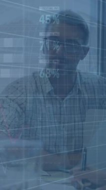 Ofisteki iş adamları üzerinde finansal veri işleme animasyonu. Küresel iş, finans, hesaplama, bağlantılar ve veri işleme kavramı dijital olarak oluşturulmuş video.