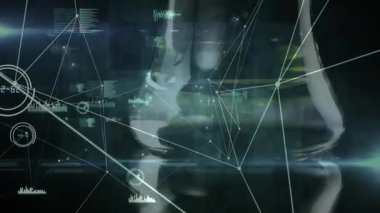 Dijital ağ, altın sarısı sıvıyı aktifleştiriyor ve metrik büyümeyi görselleştiriyor. Fütüristik, veri görselleştirme, teknoloji, yenilik, dijital sanat, analitik, soyut