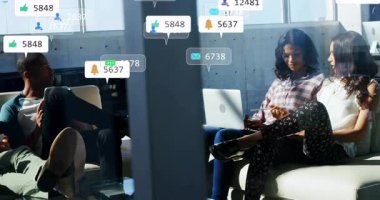 Pazarlama ekibi tableti tıklatıyor ve yükselen sosyal medya ölçümlerini analiz ediyor. İşbirliği, takım çalışması, dijital, sosyal, teknoloji, modern, iletişim