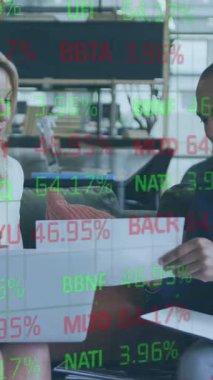 İki iş arkadaşı bir dizüstü bilgisayar üzerinde çalışıyor ve evrak işlerini tartışıyorlar. Küresel iş ve veri işleme kavramı dijital olarak oluşturulmuş video.