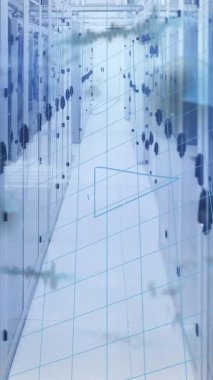 Ofiste yürüyen iş adamları üzerinde finansal veri işleme animasyonu. Dijital arayüz bilgisayar teknolojisi ve iletişim konsepti dijital olarak oluşturulmuş video.