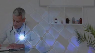 Doktor, mavi şekiller omurgayı ortaya çıkarırken dosya ve çizelgeyi incelemek için öne eğiliyor. Tıbbi, sağlık, profesyonel, danışma, klinik, tanı, modern