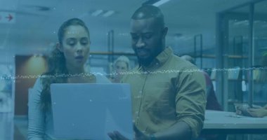 Dişi meslektaşım dizüstü bilgisayarı açıyor ve animasyon çizelgeleriyle işbirliği için iş verilerini açıklıyor. İşbirliği, iletişim, takım çalışması, dijital, modern, profesyonel, beyin fırtınası