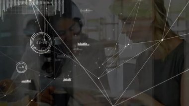 İki kadın iş görüşmeleri için çizelgeleri işaret ederken tableti etkinleştiriyor. İşbirliği, takım çalışması, teknoloji, veri, analiz, profesyonel, modern