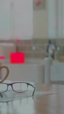 Boş ofis üzerinden dizüstü bilgisayarla bağlantı ağının animasyonu. Teknoloji, iş ve dijital arayüz kavramı dijital olarak oluşturulmuş video.