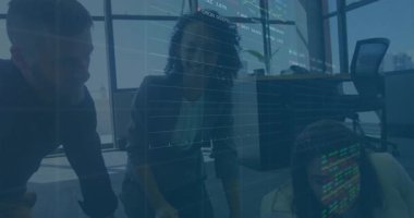 Meslektaşları dizüstü bilgisayarda verileri tartışıyor, finansal tabloların örtüşmesi ve artan eğilime işaret ediyor. İş, analitik, takım çalışması, dijital, kurumsal, yenilik, büyüme