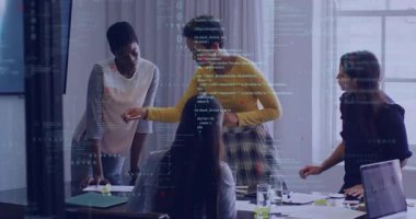 Ekip evrakları inceleyip çizelgeleri gösterirken aynı zamanda sürüş planlarını da geçiyor. İşbirliği, takım çalışması, ofis, tartışma, strateji, beyin fırtınası, profesyonellik