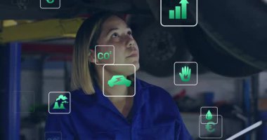 Tamirhanede kadın mekanik taramalar, salınımları gösteren hologramlara neden oluyor. Otomotiv, sorun giderme, dijitalleştirme, yenilik, sanayi, bakım, teknoloji