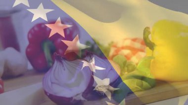 Bosna-Hersek bayrağı sebze ve çelik tencereyi süpürürken, yağ da pişirme hazırlığı için dalgalanıyor. Mutfak gereçleri, mutfak malzemeleri, kırsal, taze malzemeler, yemek hazırlama, pişirme süreci, vatanseverlik.